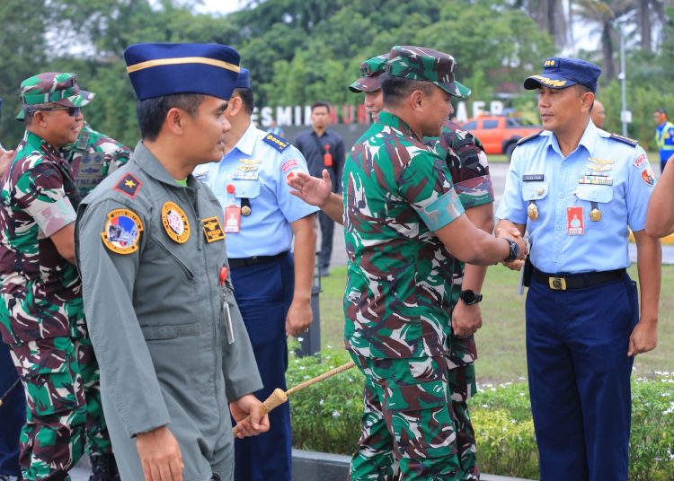 Pangdam I/BB,  Mayjen TNI Rio Firdianto (tengah) saat melaksanakan kunjungan kerja ke Lanud Roesmin Nurjadin, PekanbarU.(Satunusantara news/HO-Pendam I/BB).