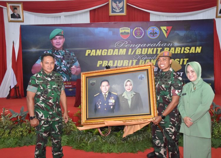 Pangdam I/BB,  Mayjen TNI Rio Firdianto (kiri ) saat menerima cendra mata dari Komandan Yon Arhanud 13/PBY, Mayor Arh Bangun Bara (kanan)  di Pekanbaru.(Satunusantara news/HO-Pendam I/BB).