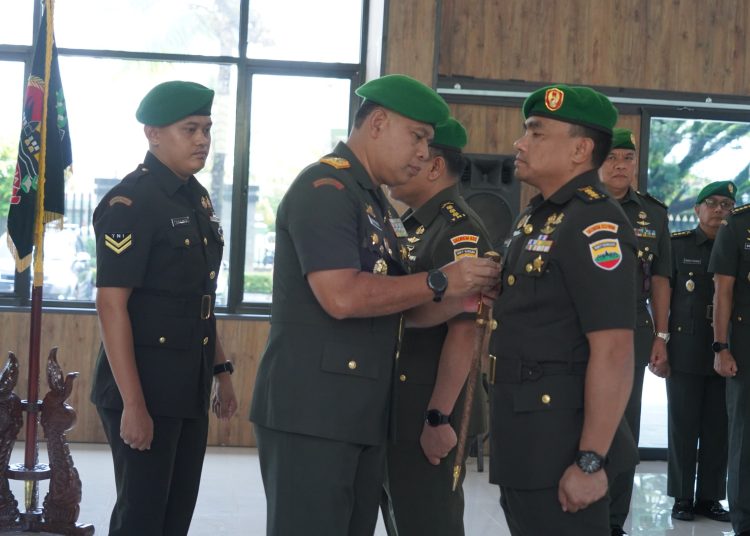 Danrem 032/Wbr Brigjen TNI Wahyu Eko Purnomo (tengah) saat menyematkan tanda jabatan kepada Kasi Intel  Kasrem 032/Wbr yang baru, Kolonel Arm Farid Hidayat di Gedung Saptmarga Makorem 032/Wbr, Padang.(Satunusantara news/HO-Penrem 032/Wbr).