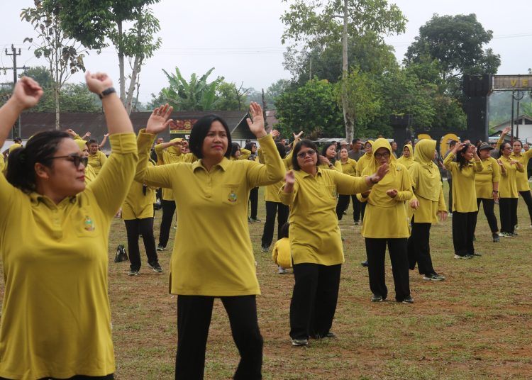 Kodim 0206/Dairi bersama Persit KCK Cabang XLII Dim 0206 menggelar kegiatan senam zumba di Lapangan Sudirman, Kecamatan Sidikalang, Kabupaten Dairi.(Satunusantara news/HO-Kodim 0206/Dairi).