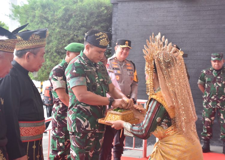 Pangdam I/BB, Mayjen TNI Rio Ferdianto (tengah) saat tiba di Kota Pekanbaru, dalam rangka kunjungan kerja di wilayah jajaran bumi Lancang Kuning.(Satunusantara news/HO-Pendam I/BB).