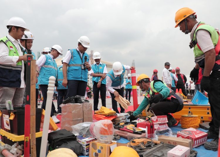 Senior Manajer Niaga dan Manajemen Pelanggan PLN UID Sumatera Utara, Donny Adriansyah (nomor empat dari kiri) saat melakukan pengecekan  peralatan bekerjasama dengan Manajer Unit Pelaksana Pelayanan di Lapangan Astaka, Pancing.(Satunusantara news/HO-PLN UID Sumut).