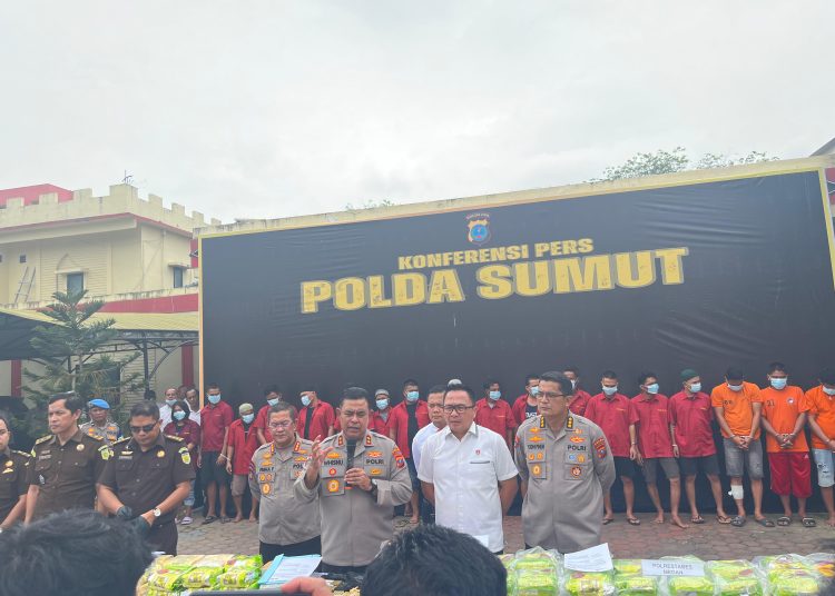 Kapolda Sumut, Irjen Pol Whisnu Hermawan Februanto (tengah) saat menjelaskan pengungkapan jaringan narkotika internasional di Mapolda Sumut.(Satunusantara news/HO-Humas Polda Sumut).