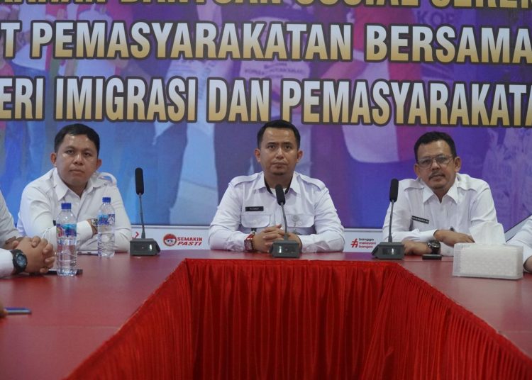 Kakanwil Ditjenpas Sumut, Yudi Suseno (tengah) saat mengikuti Zoom Penguatan Lapas dan Rutan menjelang bulan suci Ramadhan dan Sosialisasi Wartelsuspas secara daring melalui zoom.(Satunusantara news/HO-Humas Rutan Medan).