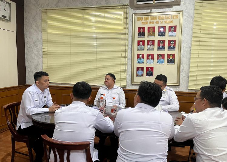 Kepala Rutan Kelas I Medan, Andi Surya (kiri) saat memimpin rapat persiapan menyambut bulan suci Ramadhan 2025 .(Satunusantara news/HO-Humas Rutan Medan).