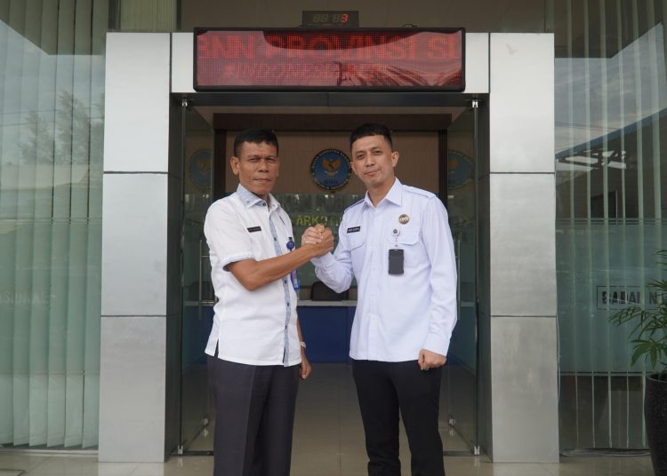 Kepala Rutan Kelas I Medan, Andi Surya (kanan) saat salam komando dengan Kepala BNNP Sumut Brigjen Pol Toga H. Panjaitan (kiri) usai pertemuan.(Satunusantara news/HO-Humas Rutan Medan).