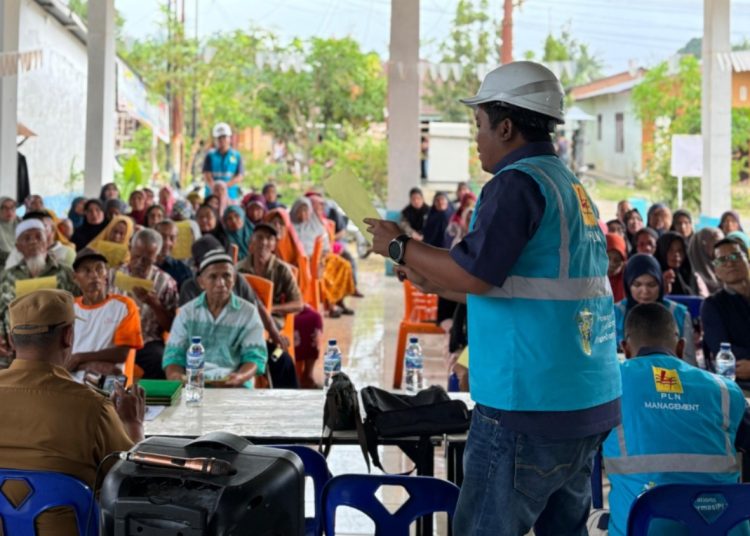 Manajer ULP Delitua, saat memberikan penjelasan mengenai sosaialisasi kelistriksn  secara tepat, aman, dan nyaman kepada warga Desa  Delitua.(Satunusantara news/HO-Humas PLN UID Sumut).