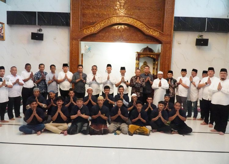 Anggota DPR RI Komisi XIII, Maruli Siahaan (nomor 10 dari kanan), Karutan Kelas I Medan, Andi Surya (sembilan dari kiri) saat menghadiri acara punggahan dengan warga binaan muslim  di Rutan Medan menyambut bulan Ramadhan.(Satunusantara news/HO-Humas Rutan Medan).