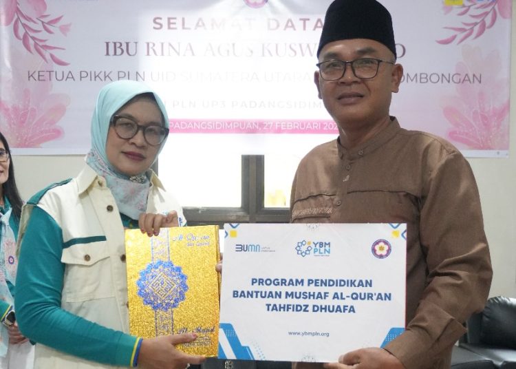 Ketua PIKK PLN UID Sumut, Rina Agus Kuswardoyo (kiri) saat menyerahkan Mushaf Al Qur'an yang diterima oleh Perwakilan Pesantren di Padangsidimpuan.(Satunusantara news/HO-Humas PLN UID Sumut).