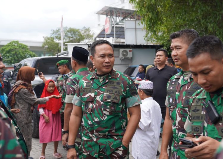 Kapala Rutan Kelas I Medan,Andi Surya (tengah) bersama warga binaan pemasyarakatan  melaksanakan Shalat Tarwih di Masjid At-Taubah Rutan Medan, dalam menyambut bulan suci Ramadhan 1446 H.(Satunusantara news/HO-Humas Rutan Medan).