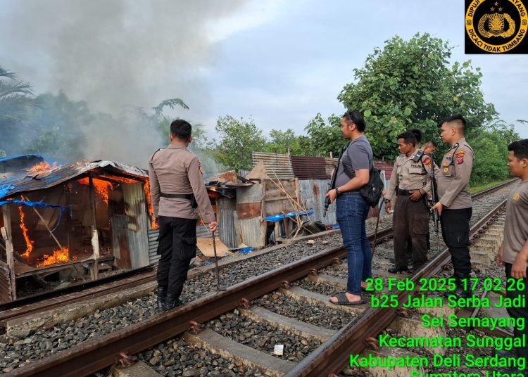 Polisi melakukan pemusnahan serta membakar tempat transaksi dan penggunaan narkoba di lokasi  Jalan Serba Jadi, Desa Sumber Melati, Kecamatan Sunggal, Kota Medan, (Satunusantara news/HO-Polsek Sunggal).