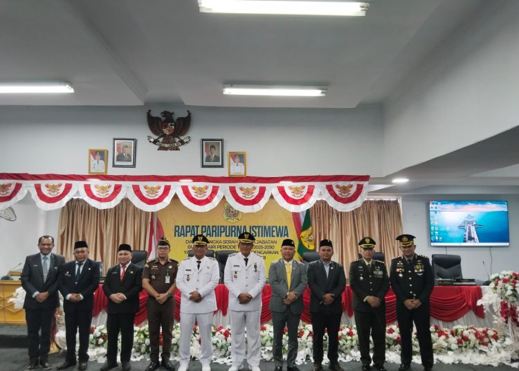 Dandim 0206/Dairi, Letkol Inf Goklas Pirtahan Silaban (dua dari kanan) saat  menghadiri Rapat Paripurna Istimewa dalam rangka Sertijab Bupati Dairi masa jabatan 2025-2030, di ruang rapat DPRD Kabupaten Dairi.(Satunusantara news/HO-Kodim 0206/Dairi).