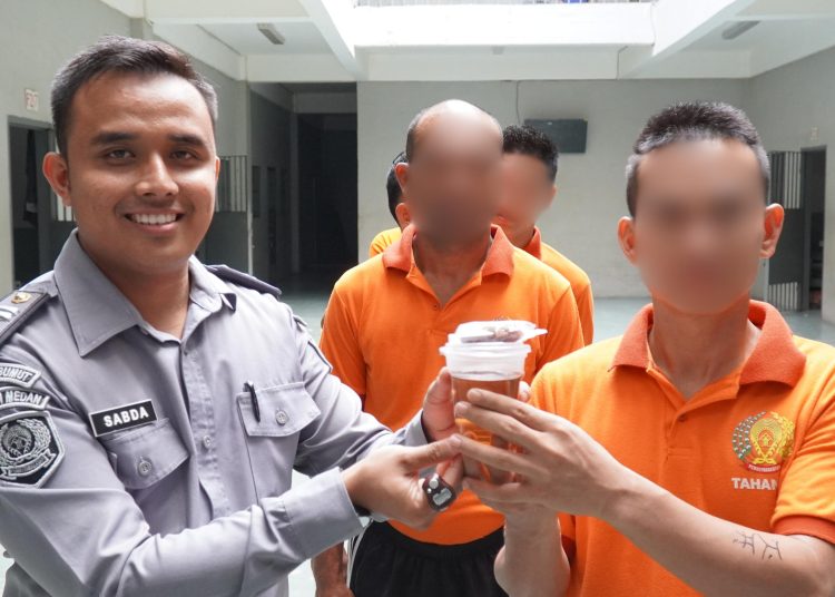 Petugas Rutan Kelas I Medan, saat memberikan  extrafooding kepada warga binaan muslim selama bulan Ramadhan. (Satunusantara news/HO-Humas Rutan Medan).