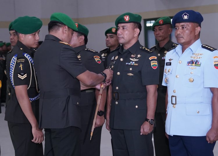 Pangdam I/BB Mayjen TNI Rio Firdianto (kiri) saat melantik Letkol Inf  Asrul Kurniawan Harahap sebagai Kapendam I/BB yang baru.(Satunusantara news/HO-Pendam I/BB).