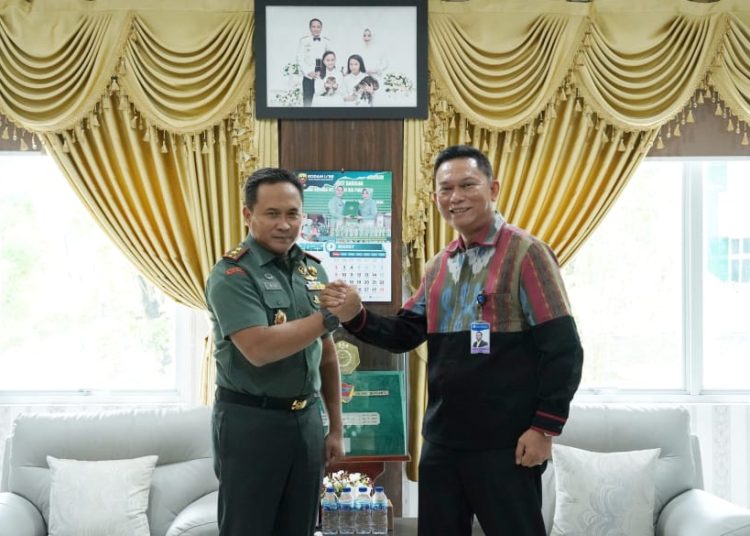 Pangdam I/BB, Mayjen TNI Rio Firdianto (kiri) saat salaman komando dengan Kepala Perwakilan BI Sumatera Utara, Rudy Brando Hutabarat (kanan), di Ruang Command Centre Makodam I/BB.(Satunusantara news/HO-Pendam I/BB).