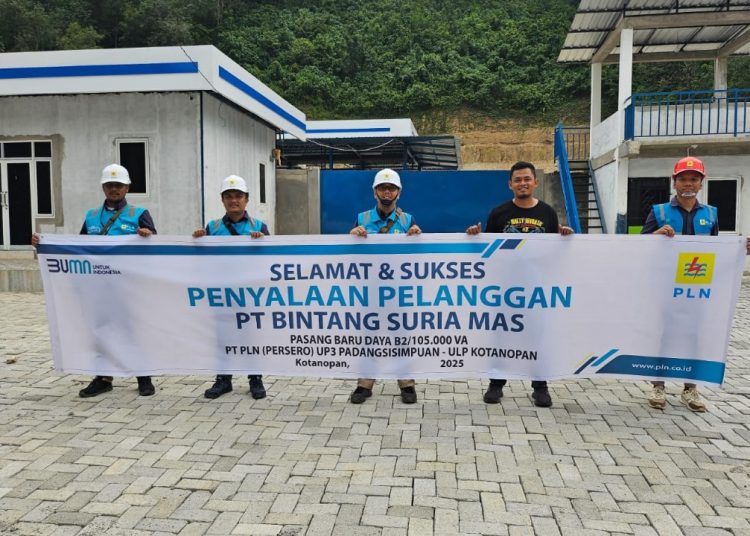 PLN UP3 Padangsidimpuan  bersma tim PLN  ULP Kotanopan  ceremony pelayanan pelanggan PT. Suria Masmempercepat layanan penyambungan listrik baru berdaya B2/105 kVA untuk PT. Bintang Surya Mas,(Satunusantara news/HO-Humas PLN UID Sumut).