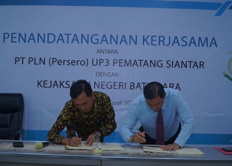 Manajer PLN UP3 Pematangsiantar, Ramses Manalu (kiri) proses penandatanganan perjanjian kerja sama dengan Kepala Kejari Batubara, Diky Oktavia (kanan). (Satunusantara news/HO-Humas PLN UID Sumut).