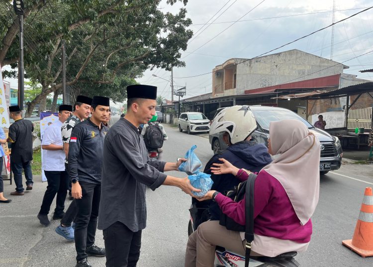 Karutan Kelas I Medan, Andi Surya (tengah) saat menyerahkan  takjil  gratis kepada masyarakat.di tengah suasana bulan suci Ramadhan. (Satunusantara news/HO-Humas Rutan Medan).