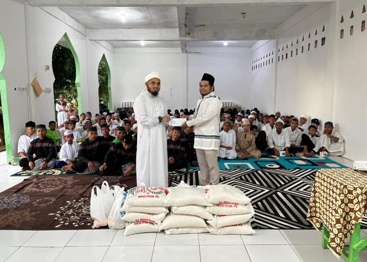 Manajer ULP Aek Nabara, Agus Hasibuan (kanan) saat menyerahkan paket berkah Ramadhan kepada Ketua Yayasan  Raudhatul Ulum, Dr. Bukhari  Fasa Marphin (kiri).(Satunusantara news/HO-Humas PLN UID Sumut).