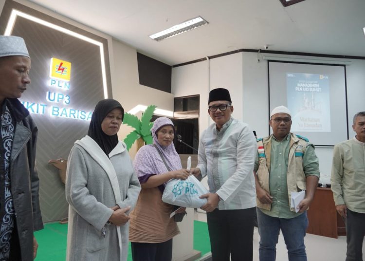 General Manajer PLN UID Sumut, Agus Kuswardoyo (tengah)  saat menyerahkan bingkisan Ramadhan kepada penerima manfaat.(Satunusantara news/H0-Humas PLN UID Sumut).