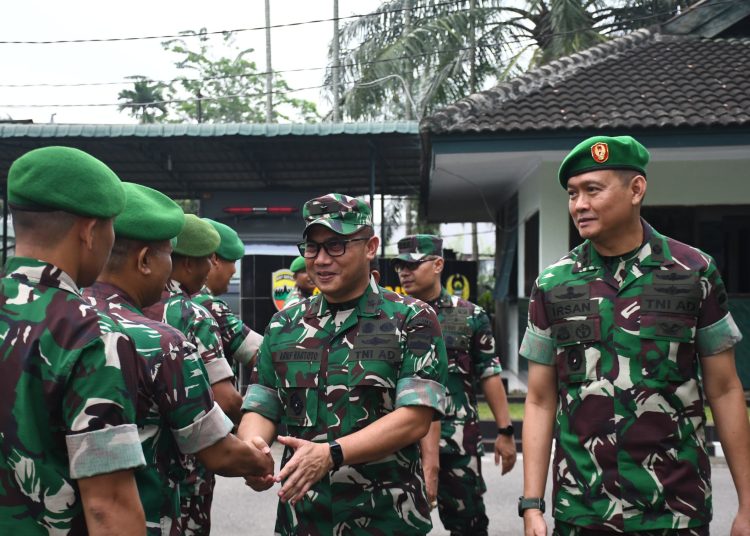 Kasdam I/BB Brigjen TNI Arif Hartoto (tengah) saat melakukan Safari Ramadhan di Makesdam I/BB.(Satunusantara news/HO-Pendam I/BB).