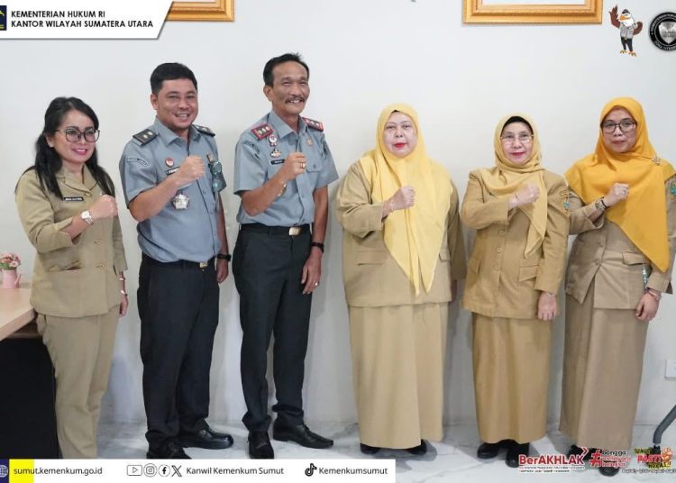 Kakanwil Kemenkum Sumut,  Ignatius Mangantar Tua Silalahii (dua dari kiri) saat saat foto bersama dengan Biro Hukum Setda Provinsi Sumut.(Satunusantara news/HO-Humas Kememkum Sumut).