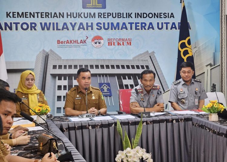 Kakanwil Kemenkum Sumut Ignatius Silalahi (dua dari kanan) saat melakukan pengharmonisasian empat Rancangan Peraturan Wali Kota Medan.(Satunusantara news/HO-Humas Kemenkum Sumut). bertempat di Ruang