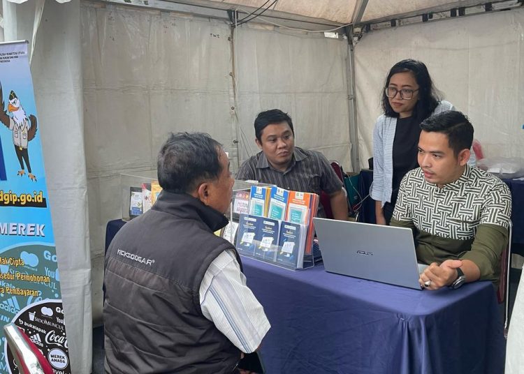 Pegawai Kanwil Kemenkum Sumut, saat  memberikan  layanan KI dan AHU kepada masyarakat pada  Ramadhan Fair XIX Kota Medan.(Satunusantara news/HO-Humas Kemenkum Sumut).