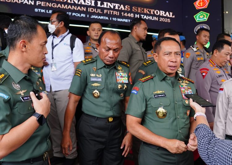 Panglima TNI Jenderal TNI Agus Subiyanto (tengah).(satunusantara news/HO-Puspen TNI).
 