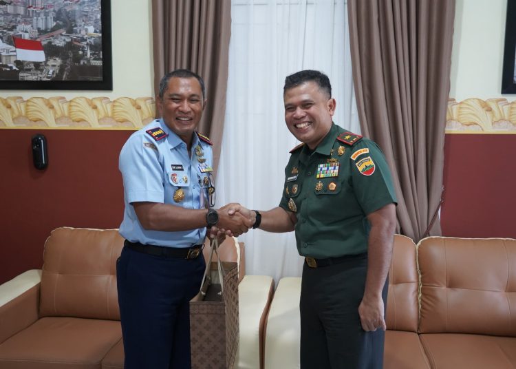 Danrem 032/Wirabraja, Brigjen TNI Wahyu Eko Purnomo (kanan) saat berkunjung ke Lanud Sultan Sjahrir di Padang.(Satunusantara news/HO-Penrem 032/Wbr).