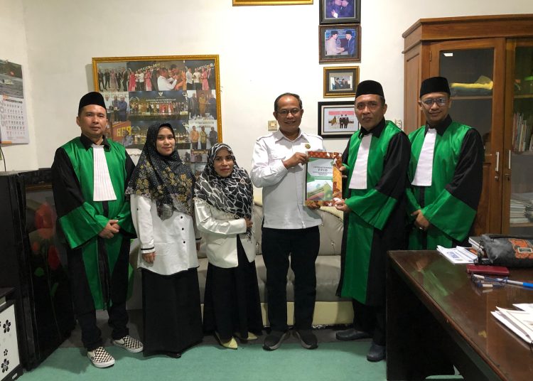 Ketua Tim Humas  Datin Kanwil Kemenag Sumut H.Mulia Banurea (nomor empat dari kiri) saat menyerahkan laporan tahun 2024 kepada  Wakil Ketua Komisi Informasi Sumut Eddy Syahputra AS (dua dari kanan) di Kantor Komisi Informasi Sumut.(Satunusantara news/HO-Humas Kemenag Sumut).