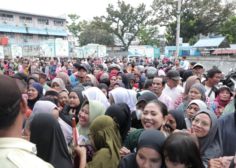 Antusiasme warga masyarakat yang ingin membeli paket sembako dengan harga terjangkau di Pasar Murah PLN "Terang Berkah Ramadhan".(Satunusantara news/HO-Humas PLN UID Sumut).