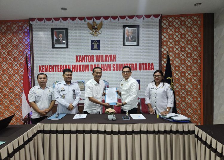 Kakanwil Kemenkum Sumut, Ignatius Mangantar Tua Silalahi (tengah) saat menyerahkan pengharmonisasian dua Rancangan Peraturan Wali Kota Binjai (Ranperwal).(Satunusantara news/HO-Humas Kemenkum Sumut).