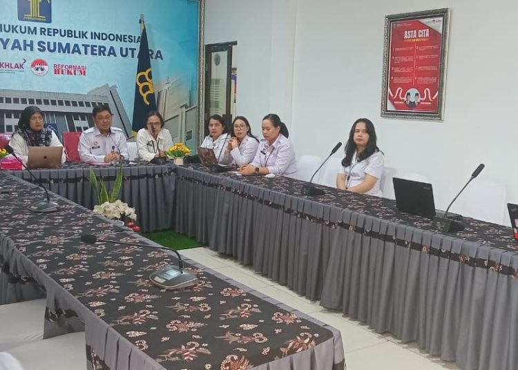 Kepala Divisi Peraturan Perundang-undangan dan Pembinaan Hukum, Kanwil Kemenkum Sumut), Ferry Ferdiansyah (tengah) pada acara via zoom meeting yang turut dihadiri oleh Bagian Hukum Setda Kabupaten Asahan, Para Lurah dan Kepala Desa Kabupaten Asahan.(Satunusantara news/HO-Humas Kemenkum Sumut).