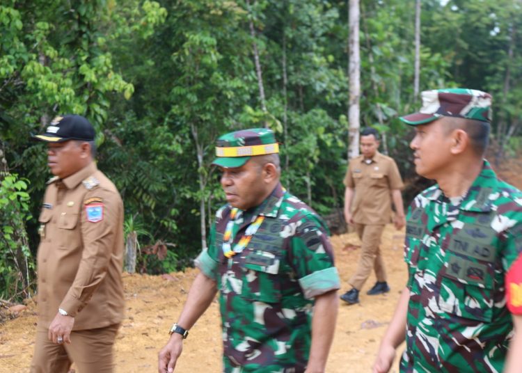 Irdam I/BB, Brigjen TNI Josafath M. Robert Duka (tengah) saat meninjau TMMD ke-123 di wilayah Kodim 0319/Mentawai.(Satunusantara news/HO-Pendam I/BB).