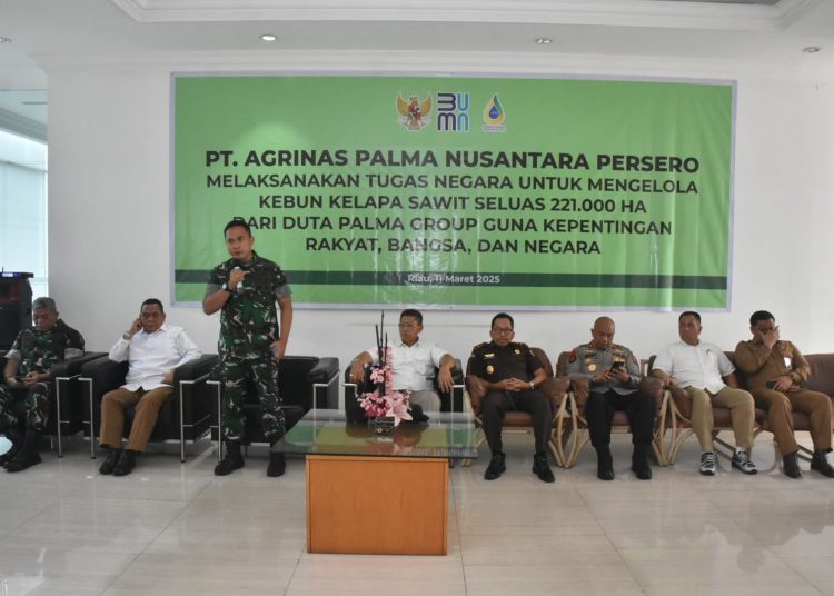 Pangdam I/BB,  Mayjen TNI Rio Firdianto (nomor tiga dari kiri) saat menghadiri proses alih kelola aset eks PT Duta Palma kepada PT Agrinas Palma Nusantara  di Pakanbaru.(Satunusantara news/HO-Pendam I/BB)