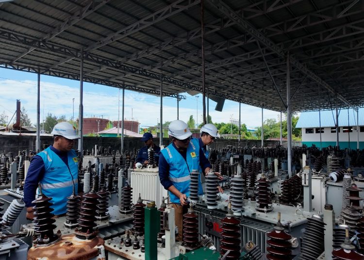 General Manager PLN UID Sumatera Utara, Agus Kuswardoyo (kanan) saat melakukan inspeksi pada Tarfo di Gudang UP2D Nias.(Satunusantara news/HO-Humas PLN UID Sumut).