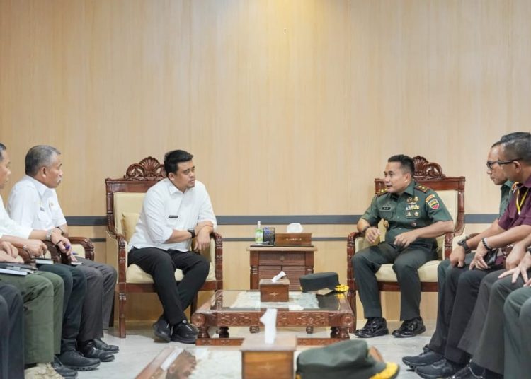 Pangdam I/BB, Mayjen TNI Rio Firdianto (kanan)  saat melakukan silaturahim dengan Gubernur Sumatera Utara, Muhammad Bobby Afif Nasution (kiri) di Kantor Gubernur Sumut, Medan.(Satunusantara news/HO-Pendam I/BB).