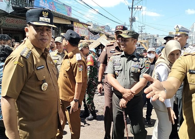 Bupati Karo Brigjen Pol (Purn) Antonius Ginting (kiri) bersama Dandim 0205/Tanah Karo Letkol Inf Ahmad Afriyan Rangkuti (kanan) saat melaksanakan kegiatan Sidak pengecekan harga  secara langsung di Pusat Pasar Kabanjahe, pada bulan Ramadhan.(Satunusantara news/HO-Kodim  0205/Tanah Karo).