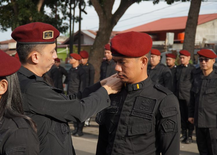 Kepala Rutan Kelas I Medan,  Andi Surya (kiri) saat mengukuhkan Tim Satops Patnal di wilayah Rutan Kelas I Medan tahun 2025. (satunusantara news/HO-Humas Rutan Medan).
Acara ini berlangsung di halaman