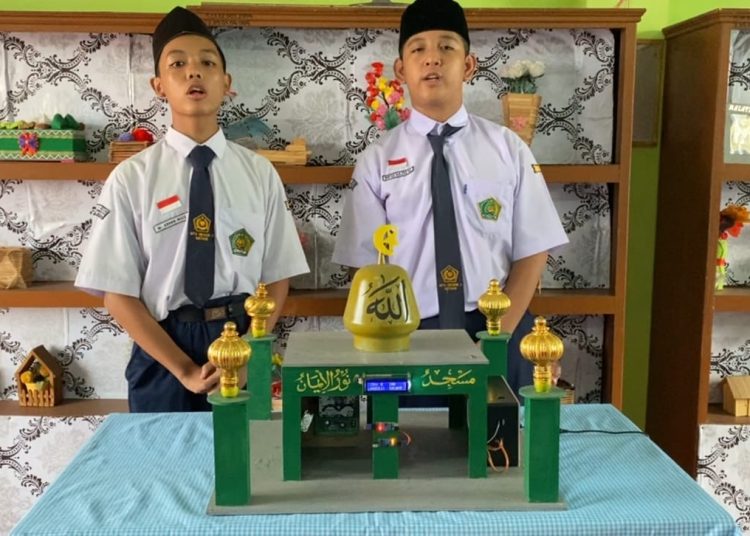 Muhammad Arkan Muiz dan Rifqi Hafiq Muzhaffar, Siswa MTsN 3 Medan  lolos semifinal pada KoSSMI tahun 2025, satu-satunya peserta dari Pulau Sumatera Utara .(satunusantara news/HO-Humas Kemenag Sumut).