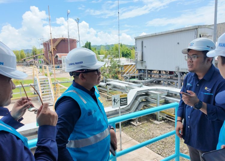 General Manajer PLN  UID Sumut, Agus Kuswardoyo (tengah) saat melaksanakan inspeksi lapangan ke lokasi Pembangkit 
 PLTMG Nias 1x25 MW.(Satunusantara news/HO-Humas PLN UID Sumut).