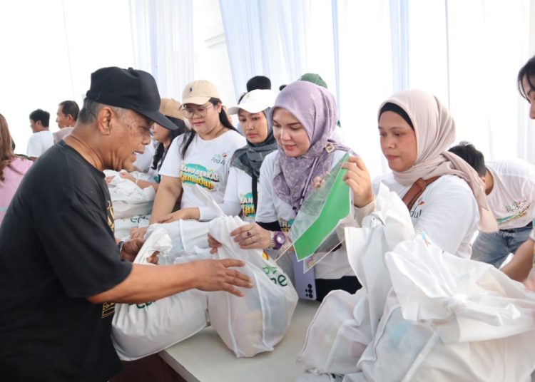 Srikandi PLN UID Sumut penggerak utama kegiatan dalam program Pasar Murah "Terang Berkah Ramadhan"  saat mendistribusikan sembako kepada warga.(Satunusantara news/HO-Humas PLN UID Sumut).