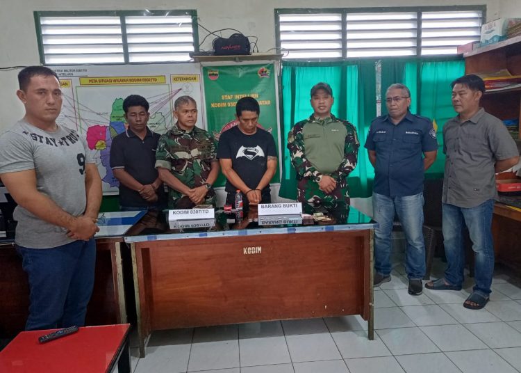 Personel Unit Intel Kodim 0307/Tanah Datar berhasil mengamankan DE (44) seorang diduga pengedar dan pengguna narkotika jenis sabu di Kelurahan Pasar Usang, Kecamatan Padang Panjang Barat.(Satunusantara news/HO-Kodim 0307/Tanah Datar).