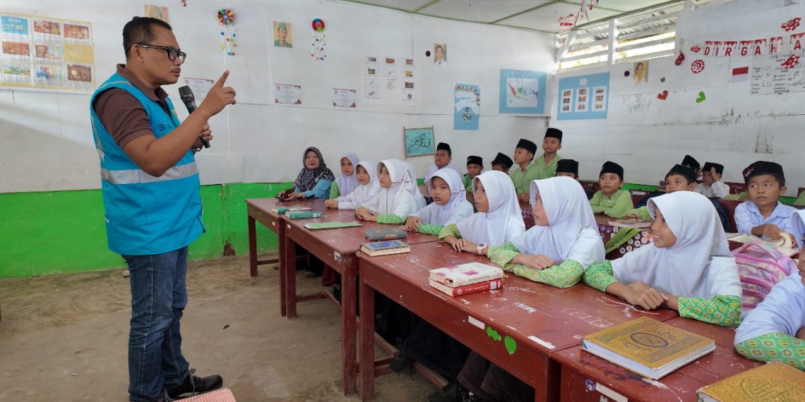 General Manajer PLN UID Sumut, Agus Kuswardoyo, saat berbagi ilmu pengetahuan tentang profe dan kelistrikan kepada anak-anak didik MIS NU HUMENE, Nias,.(Satunusantara news/HO-Humas PLN UID Sumut).