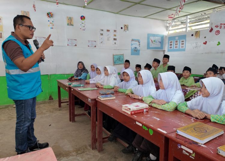 General Manajer PLN UID Sumut, Agus Kuswardoyo, saat berbagi ilmu pengetahuan tentang profe dan kelistrikan kepada anak-anak didik MIS NU HUMENE, Nias,.(Satunusantara news/HO-Humas PLN UID Sumut).