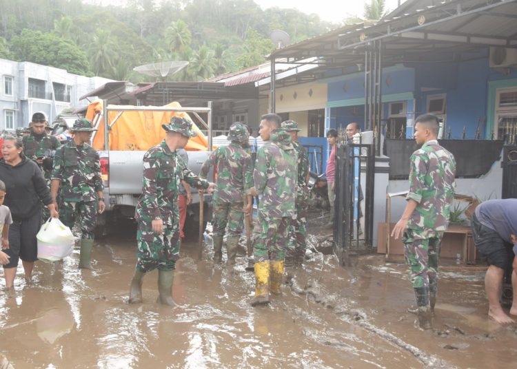 Prajurit Yonif 123/Rajawali melaksanakan karya bhakti di Kota Padang Sidempuan sebagai bentuk kepedulian terhadap masyarakat yang terdampak bencana banjir.(Satunusantara news/HO-Yonif 123/Rajawali).