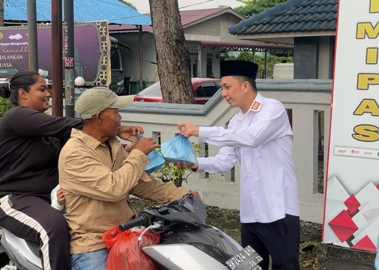 Kepala Rutan Kelas I Medan, Andi Surya (kanan) saat memimpin pembagian  takjil untuk warga di sekitar wilayah Rutan Medan.(Satunusantara news/HO-Humas Rutan Medan).