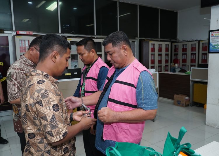 Kejati Sumut tahan dua orang tersangka 0TT yakni SLS (42)  dan MK (48) dugaan korupsi dana BOS SMA/SMK di lingkungan Cabang Dinas Pendidikan Provinsi Sumatera Utara di Kabupaten Batubara. (Satunusantara news/HO-Humas Kejati Sumut).