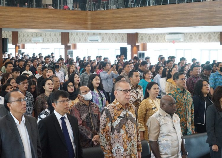 Menteri Hak Asasi Manusia (HAM), Natalius Pigai (nomor empat dari kiri) saat menghadiri  acara Nomensen Festival di Kampus HKBP Nomensen Medan.(Satunusantara news/HO-Kanwil KemenHAM Sumut).
Ia mengatakan, k